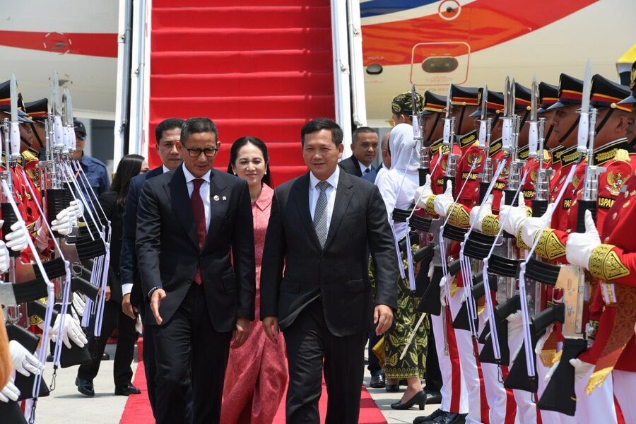 Peace_Palace_KH's tweet photo. Cambodia’s Prime Minister Samdech Moha Borvor Thipadei @Dr_Hunmanet_PM, arrived in Jakarta this afternoon to attend the 43rd ASEAN Summit and Related Summits from Aug. 5-7 https://t.co/G97pHtJWu8