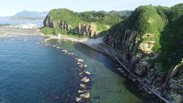 TaiwanHoy's tweet photo. El Plan de Reaparición de Tierras Secretas de la Bahía de Alabao en el Parque de la Isla de #Heping, en la ciudad #Keelung, en el norte de #Taiwán, se hizo con el premio de oro en la categoría de sostenibilidad y responsabilidad social de la Asociación de Viajes de Asia Pacífico. https://t.co/em1XIe08sa