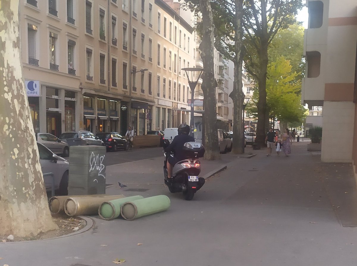 Bonne rentrée à toutes et à tous (sauf aux scootards qui circulent sur les trottoirs même sur le trajet de l'école ).
<a href="/vlungenstrass/">Valentin Lungenstrass</a> <a href="/Mohamed__Chihi/">Mohamed Chihi</a> c'est pour cet année la verbalisation des motos et scooters sur les trottoirs ?
<a href="/rasle/">Raoul Sleijser</a>