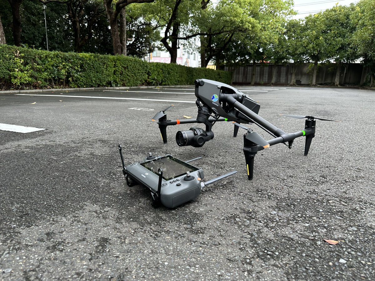 Parond_drone's tweet photo. 無事撮影終了
天気が良くなかったのでドローンは再撮に
DJIの高輝度遠隔モニターは単体でも優秀ですね https://t.co/ov4Q7O2fFC