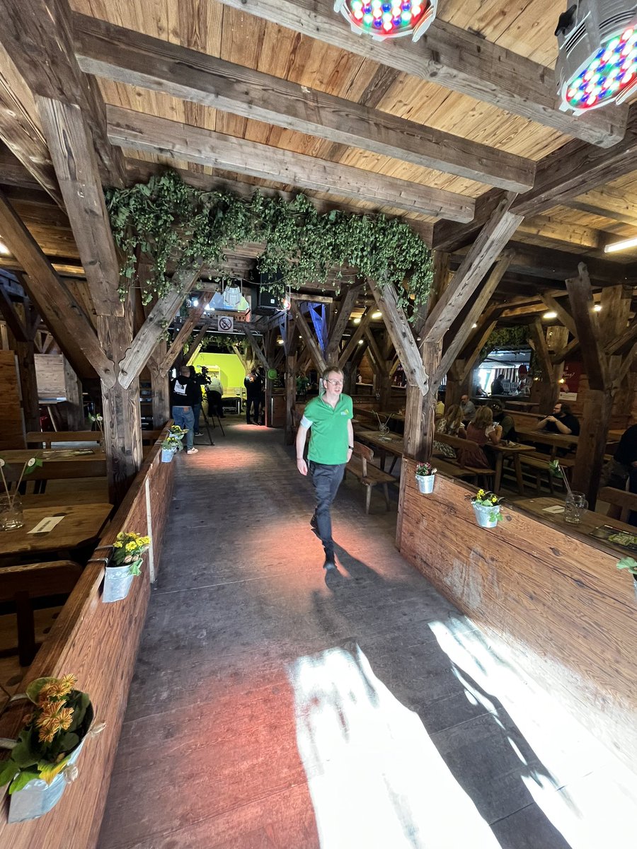 julius__boehm's tweet photo. Heute ist politischer #Gillamoos - nochmal ein Stimmungstest vor der Landtagswahl in #Bayern im Oktober. In gut einer Stunde geht‘s los.

Die Umfragewerte der Parteien spiegeln sich in der Frühbesetzung der Festzelte. Und ja, das ist die Schlange VOR dem #Aiwanger-Stadl. https://t.co/F5ZV3ZBQ8q