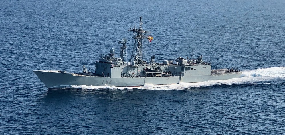 Defensagob's tweet photo. #BuenosDías
Comienza en el Mar de Alborán el ejercicio #DynamicGuard de @OTAN, en el que participan las fragatas 'Reina Sofía' y 'Canarias', y el buque de aprovisionamiento en combate 'Cantabria' de la ⚓️@Armada_esp para adiestrarse en guerra electrónica ⚡️ con fuerzas navales aliadas.
