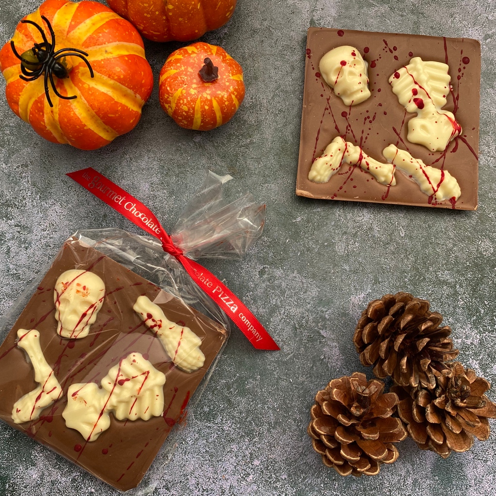 PrestigePamper's tweet image. Lets get spooky this Halloween with a Milk Chocolate bar decorated with a white chocolate skeleton covered in red drizzle. 💀🦴🍫 Presented in cellophane and red ribbon. 

SHOP&amp;gt;&amp;gt; prestigepamperhamper.co.uk/product/skelet…

#Halloween #Chocolate #TrickorTreat #GiftsIdeas #PPH