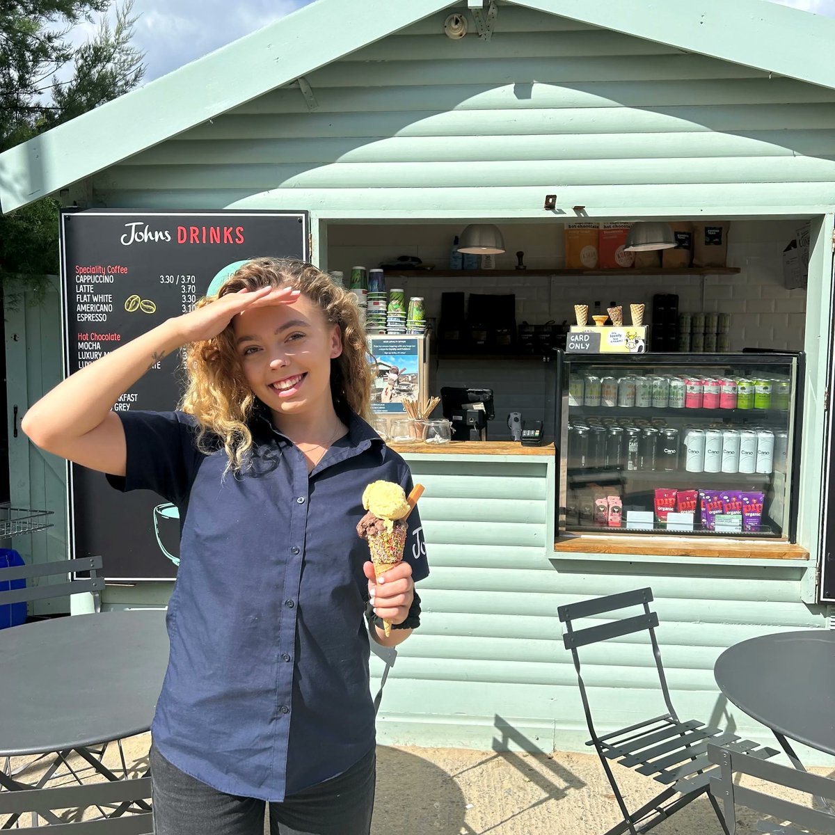 JohnsDeliDevon's tweet photo. ✨ICE CREAM! ✨
Take a look at Graces favourite ice cream combo! Chocolate & vanilla ice cream in our jazz cones, topped with a fudge finger! Yum, is this making anyone hungry? 🍦
What’s your favourite ice cream?🤩
#Instowbeach #Appledorequay #Devondeli #Northdevon https://t.co/yUde02Gp1j