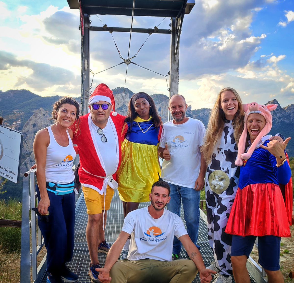 Il Volo dell'Angelo entra nel mondo delle fiabe! 🤩 Oppure sono le fiabe ad entrare nel mondo del Volo, fatto di adrenalina e avventura?
Entrambe le cose! 💛

I nostri ospiti ci hanno sorpreso così ✨mitici! 😆

• volodellangelo.com •
Scegli la tua fiaba e vola con noi!