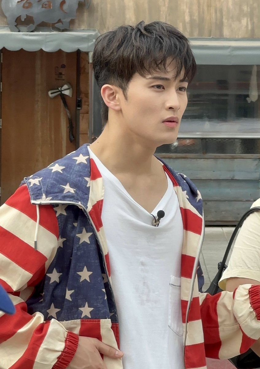 ไอเรามันก็ดันชอบด้วยดิ ลุคจับต้องได้ที่จริงๆจับต้องไม่ได้อะเนี่ย จะหาคนแบบมาร์คได้ที่ไหนน้อ