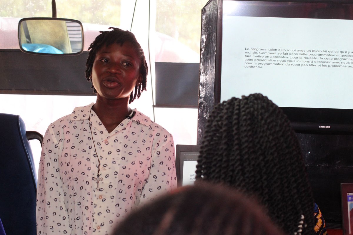 UlrikaDassingou's tweet photo. Hellooooo
Du 28 au 1 septembre j'ai eu la chance d'être invité par #UNFPA Bénin pour participer à l'atelier d'initiation des filles à la robotique avec la carte microbit. C'était une semaine pleine d'enseignement et de découverte😊
@unfpa_benin 
@Tech4Youth1 https://t.co/kKbaTJsjbp