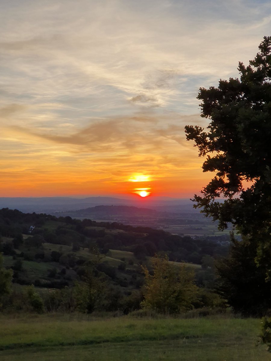 simonwitcombe's tweet photo. 2023#159

Sunset: summer's end.
Lone watchers and couples breathe
the grasses' last warmth. https://t.co/lvev9YcRCd