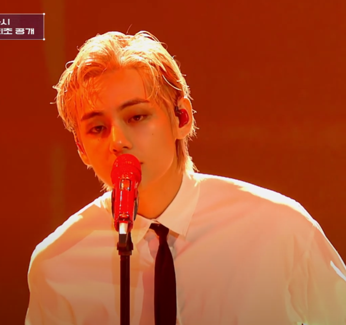 AboutMusicYT's tweet photo. Taehyung of BTS looks handsome performing 'Love Me Again'. https://t.co/6cjqTnndHB