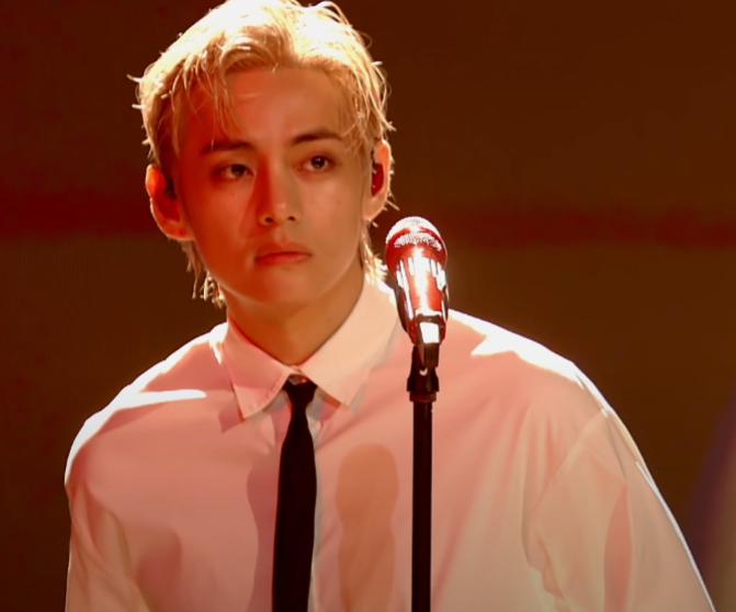 AboutMusicYT's tweet photo. Taehyung of BTS looks handsome performing 'Love Me Again'. https://t.co/6cjqTnndHB