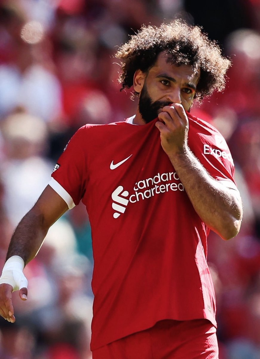 SamueILFC's tweet image. Mo Salah kissing the badge. ❤️