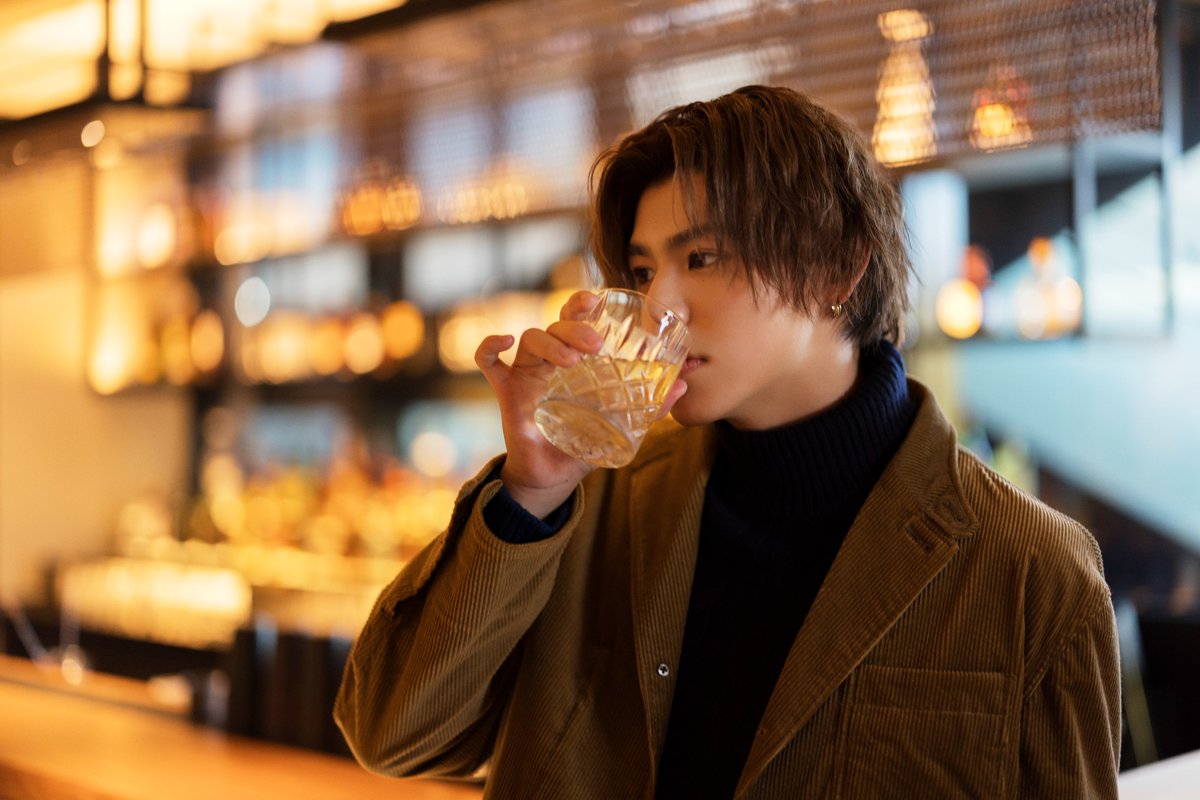 tokyo_calendar's tweet photo. ˗ˏˋ📣#BEFIRST #JUNON さん & #LEO さん
#LEO さんバーラウンジで撮影🥃Vol.1  ˎˊ˗

ウイスキーの収集にハマっているというLEOさん。
今回はそんな彼がバーラウンジでウイスキーを飲んでいるカットも撮影しました！

「渋い表情できてますかね？（笑）」と笑いつつも、カメラの前では艶やかな表情を連発してくれました💕

📚…°˖✧
#東カレ #最新号 は、
BE:FIRSTのJUNON&LEOさん表紙の特別増刊も刊行✨

● ご予約はこちら👇
https://t.co/h8ftaIaDhe

● 詳細はこちら👇
https://t.co/a3kVhKMZ3G