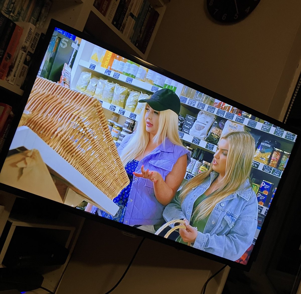 Did anyone spot our shop on ‘Rich Holiday, Poor Holiday’ last night?
.
#cameracrew #chiddingly #channel5 #holiday #budgetholiday