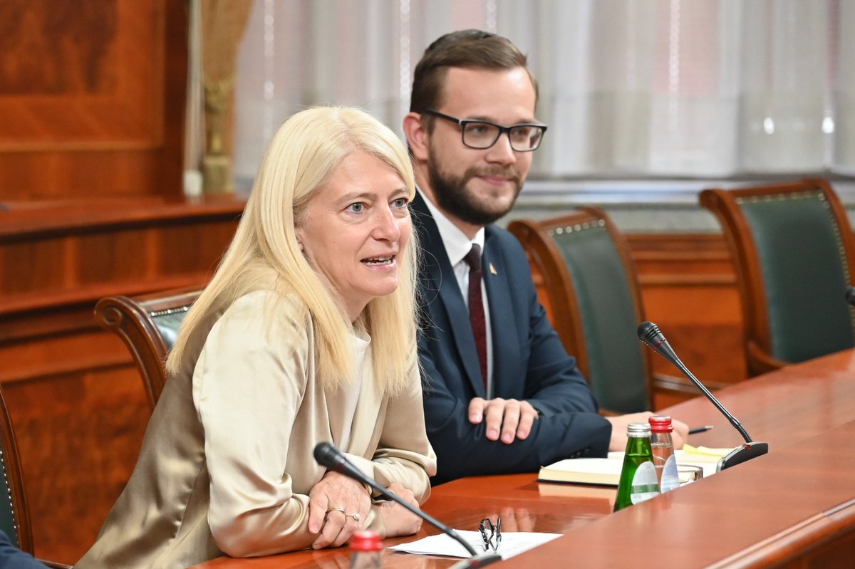 JMiliic's tweet photo. Oni su budućnost! Nedavno smo primili učenike i profesore, koji predstavljaju našu državu na prestižnoj olimpijadi iz robotike #FIRSTGlobalChallenge2023 Ovogodišnja olimpijada održava se u Singapuru od 7. do 10. oktobra. Ovo je sedmi put da Srbija ima svoje predstavnike. #nitra https://t.co/nkZ5p0l9Av