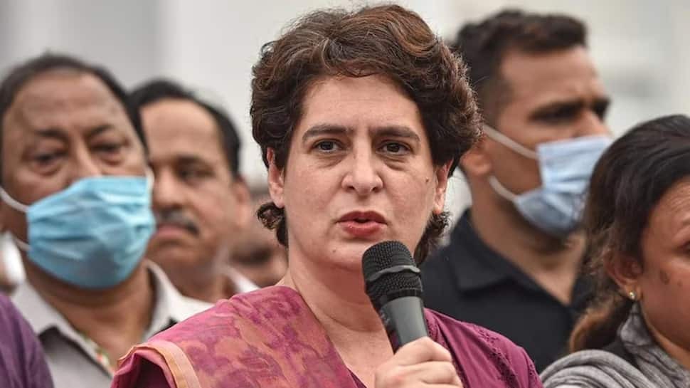 SakthiCongress's tweet photo. எங்கள் நரம்புகளில் ஓடும் இரத்தத்திற்கு ஒரு சிறப்பு உண்டு. பாஜக போன்ற கோழைகளின் முன் அடி பணியாது.

 - பிரியங்கா காந்தி 🔥 https://t.co/8ZzSNkNnsm