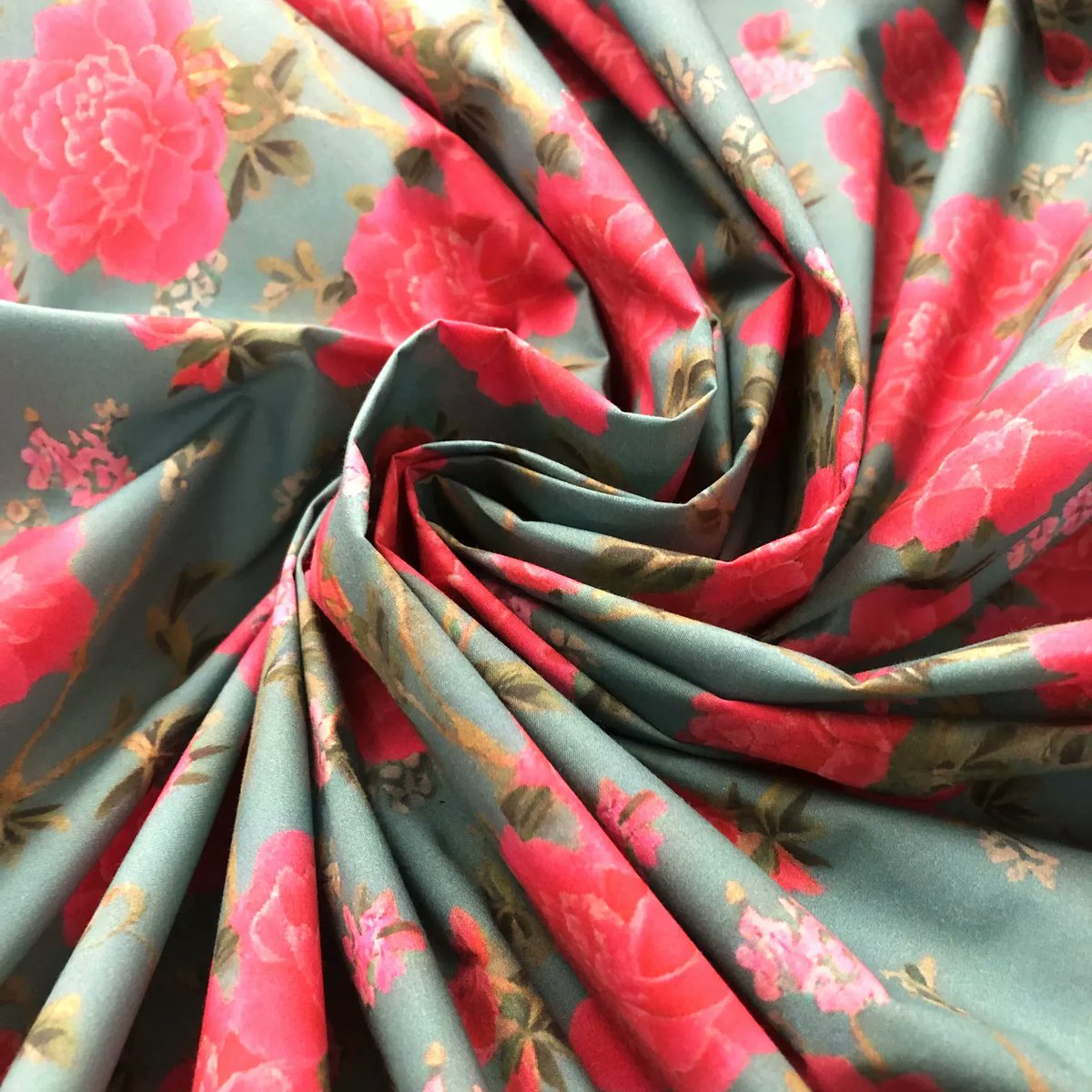 prinfab's tweet image. ✨ Percale is back in our range ✨ 

Our 100% cotton Percale 117gsm is a lightweight high thread count fabric with a crisp, smooth finish. It is an exceptional quality fabric suitable for a wide range of uses such as bed sheets, pillow cases and clothing items. 🌹 

#percale #art