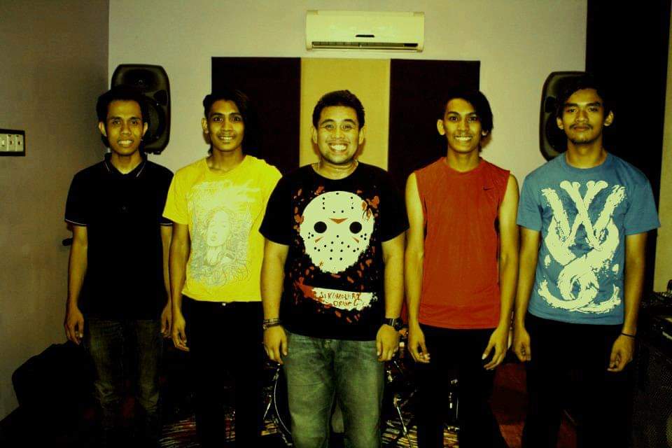 rajanazrinshah's tweet photo. Ni gambar SOG tahun 2012 dekat studio bunkface SS15. Eh kejap, bukan ke SOG tertubuh tahun 2013 ke? Eh tu bukan ke @buckhakimi Heart A-Tack? Eh jap, tu bukan ke @izmaaal WLADE/Emerald/Corsets ke? 😆 https://t.co/pZKbw8YUb5