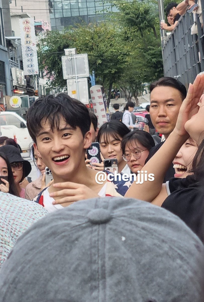 LOOKSMKL's tweet photo. omg mark🥺 https://t.co/DxxWJWovut