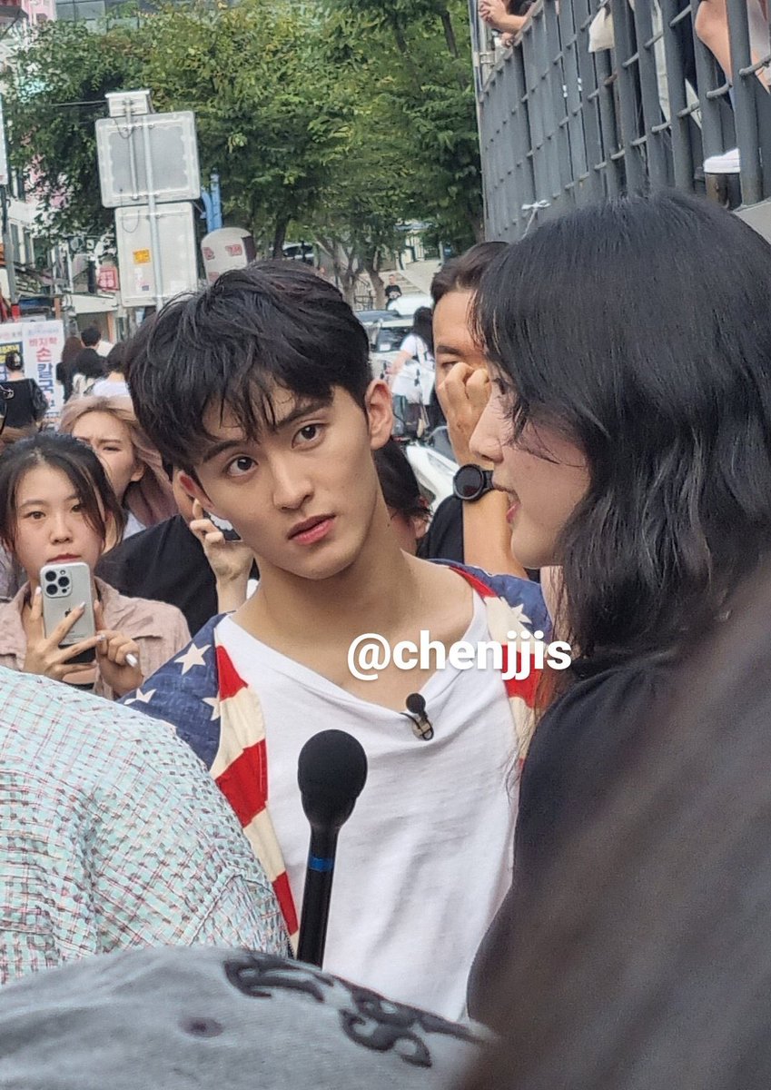 LOOKSMKL's tweet photo. omg mark🥺 https://t.co/DxxWJWovut