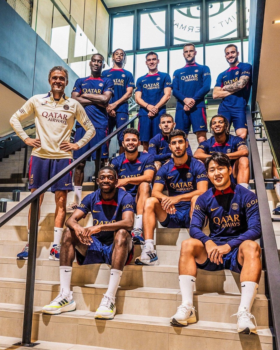 HAPPY989FM's tweet photo. 📸Luis Enrique pictured with all 1️⃣1️⃣ of his summer signing for PSG - Paris Saint-Germain

He has no option than to win!

#Transferfilla
#HappySports https://t.co/XcAplEGzpI