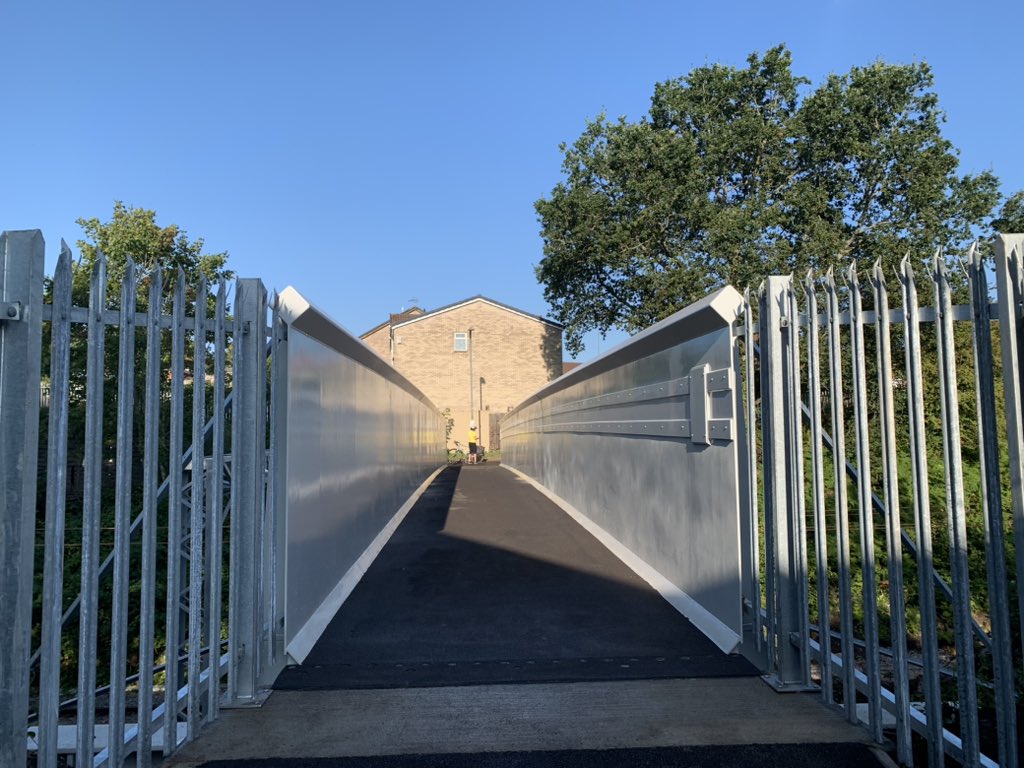 The new footbridge over the rail lines between #Danescourt and Riversdale has opened this morning. #Llandaff #Cardiff