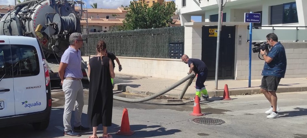 aqualia's tweet photo. Pasan desapercibidos hasta que no hacen bien su trabajo. A veces, incluso hay que ayudarles cuando se esperan #lluvias 🌧️como las de este finde. Estar preparados es fundamental para evitar #Inundaciones. #Aqualia empezó la limpieza #imbornales la semana pasada en @AytoLosAlczares https://t.co/zJBk0yPkVe