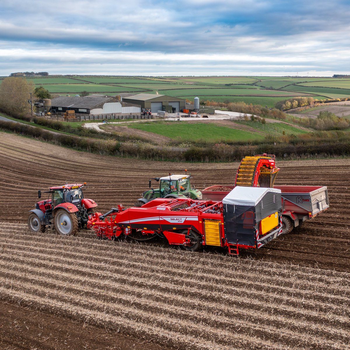 Heading to <a href="/PotatoEurope/">PotatoEurope</a>  this week? You'll be able to see a live demonstration of this latest trailed harvester from GRIMME, the SELECT 200. 

New features include a sliding axle, active steering, longer main web for increased sieving capacity,  SmartView &amp; much more. #GRIMME