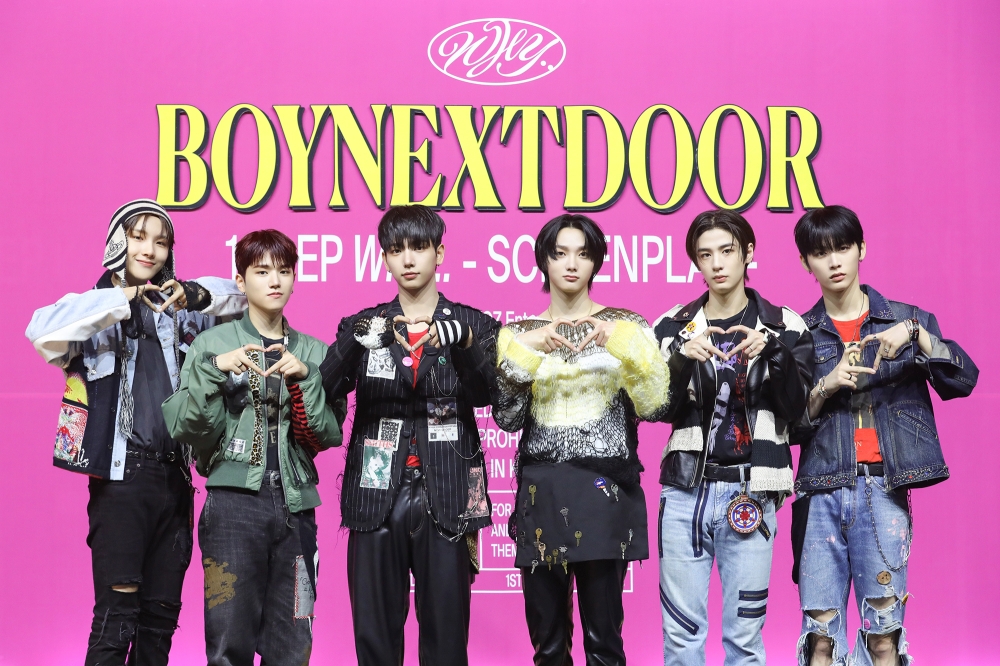 Kpop_Herald's tweet photo. [Showcase] Sharing official group pics of @BOYNEXTDOOR_KOZ at "WHY.." press con! Welcome back boys! 🙌 #BOYNEXTDOOR #보이넥스트도어 #BND #BOYNEXTDOOR_WHY #WHY #뭣같아 #ButSometimes https://t.co/zwIWyjLFrP