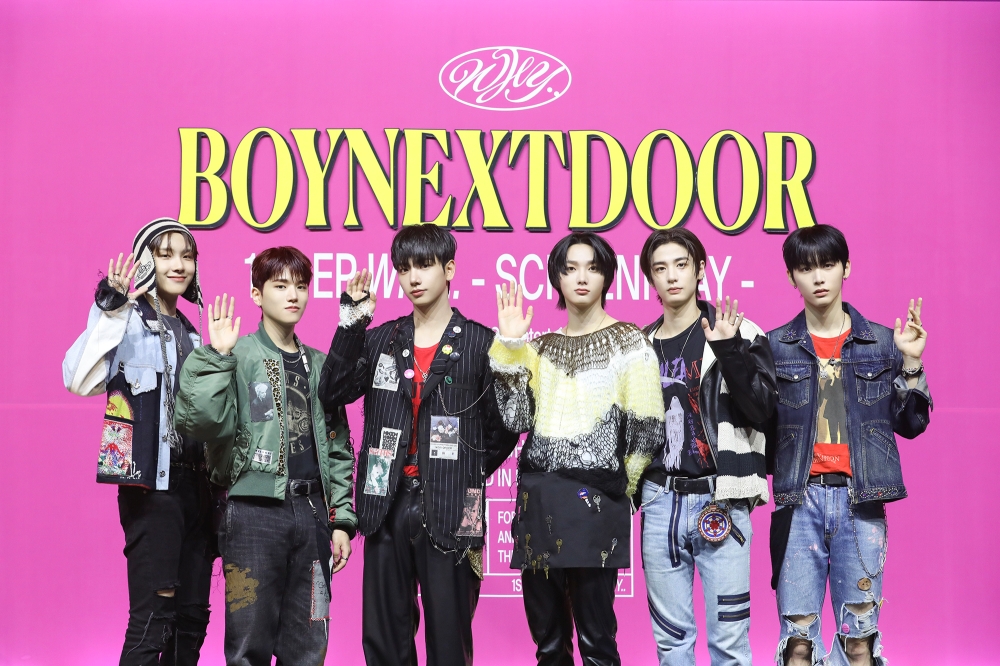 Kpop_Herald's tweet photo. [Showcase] Sharing official group pics of @BOYNEXTDOOR_KOZ at "WHY.." press con! Welcome back boys! 🙌 #BOYNEXTDOOR #보이넥스트도어 #BND #BOYNEXTDOOR_WHY #WHY #뭣같아 #ButSometimes https://t.co/zwIWyjLFrP