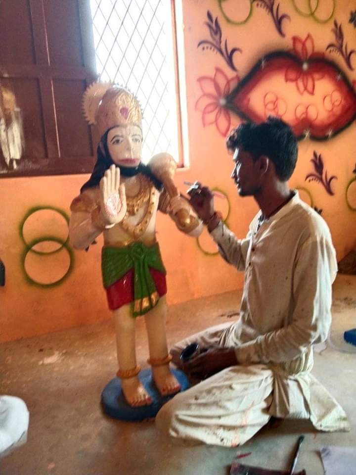 This Pakistani Hindu man making Hanuman moortis. His name is Chetan Kumar kolhi and belong to Samaro. Incredible work. 🌹🥰