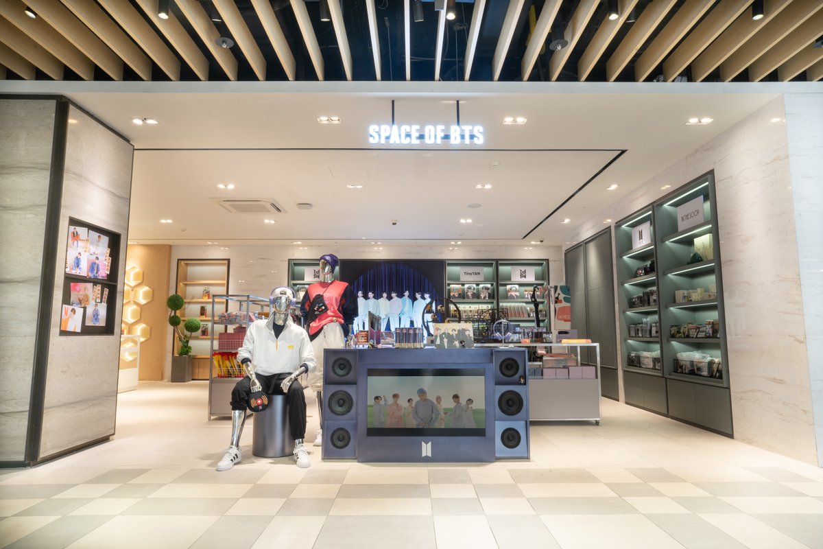 HYBE_MERCH's tweet photo. [SPACE OF BTS 신세계면세점 명동점]

휴식🌴과 설렘💜 그 사이에서
#BTS 를 만날 수 있는 공간

📆2023.09.04 - (휴무일 없음)
⏰(월-목) 10:30 - 20:00, (금-일) 10:30 - 20:30 
📍서울특별시 중구 퇴계로 77, 신세계백화점 본점 신관 11F 

📣해외로 출국이 확정되신 고객에 한하여 출국 60일 전부터 구매 하실 수 있습니다.