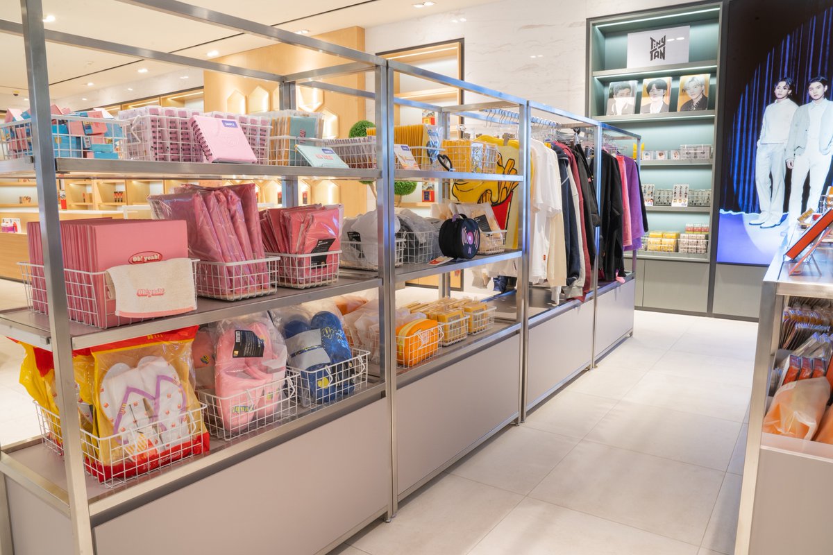 [SPACE OF BTS 신세계면세점 명동점]

휴식🌴과 설렘💜 그 사이에서
#BTS 를 만날 수 있는 공간

📆2023.09.04 - (휴무일 없음)
⏰(월-목) 10:30 - 20:00, (금-일) 10:30 - 20:30 
📍서울특별시 중구 퇴계로 77, 신세계백화점 본점 신관 11F 

📣해외로 출국이 확정되신 고객에 한하여 출국 60일