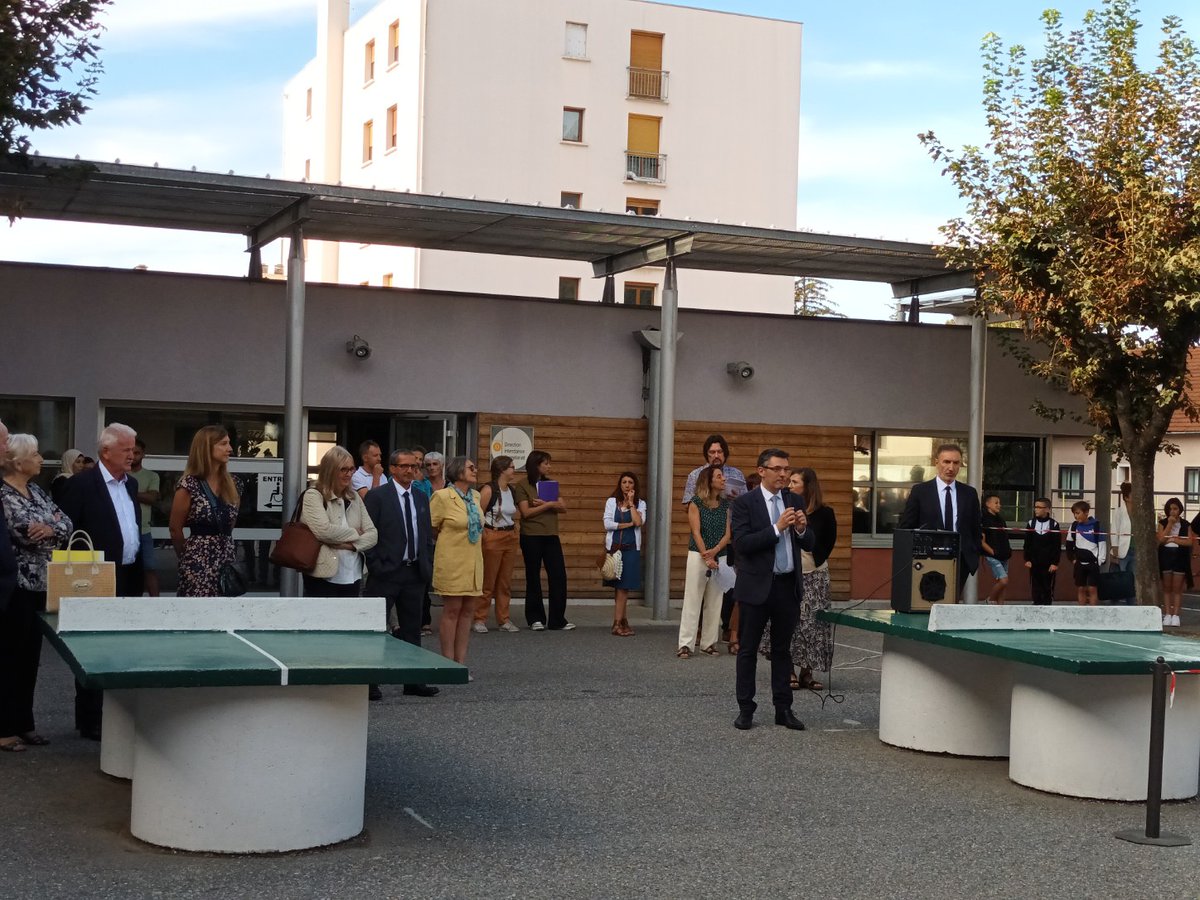 DSDEN05's tweet photo. #Rentrée2023 #HautesAlpes
Aymeric Meiss #DASEN05 est au  collège Achille Mauzan de #Gap où il souhaite une bonne rentrée aux élèves de 6ème / 5ème et échange avec les parents autour des priorités de la rentrée 2023 #SavoirsFondamentaux #NAH #Laïcité https://t.co/8SjgEkG1O4