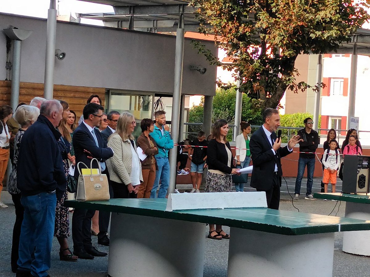 DSDEN05's tweet photo. #Rentrée2023 #HautesAlpes
Aymeric Meiss #DASEN05 est au  collège Achille Mauzan de #Gap où il souhaite une bonne rentrée aux élèves de 6ème / 5ème et échange avec les parents autour des priorités de la rentrée 2023 #SavoirsFondamentaux #NAH #Laïcité https://t.co/8SjgEkG1O4