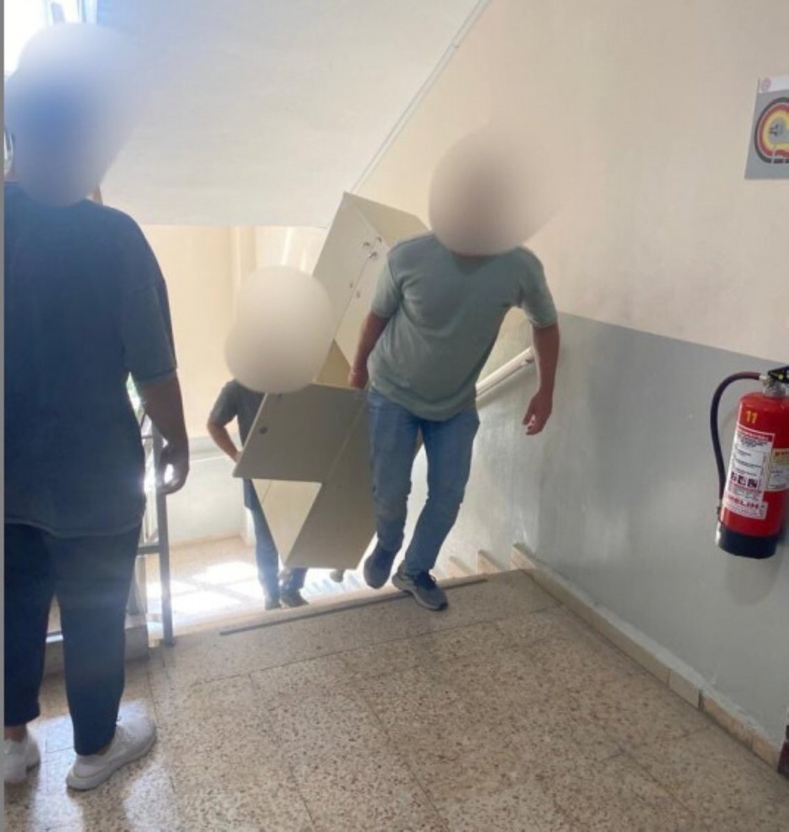 yirmiucderece's tweet photo. Asgari ücrete çalıştırdıkları yetmiyor, bir de köle niyetine kullanıyorlar!

Uşak'ta özel bir kolej, öğretmenlerin yaz tatili hakkını kullanmasına izin vermedi. 

Yaz tatilinde dinlenmesi gereken öğretmenlere; bahçe temizliği, mazgal temizliği, hamallık ve bahçıvanlık gibi öğretmenin görev tanımında olmayan işleri yapmaya zorladı.

(Cumhuriyet)