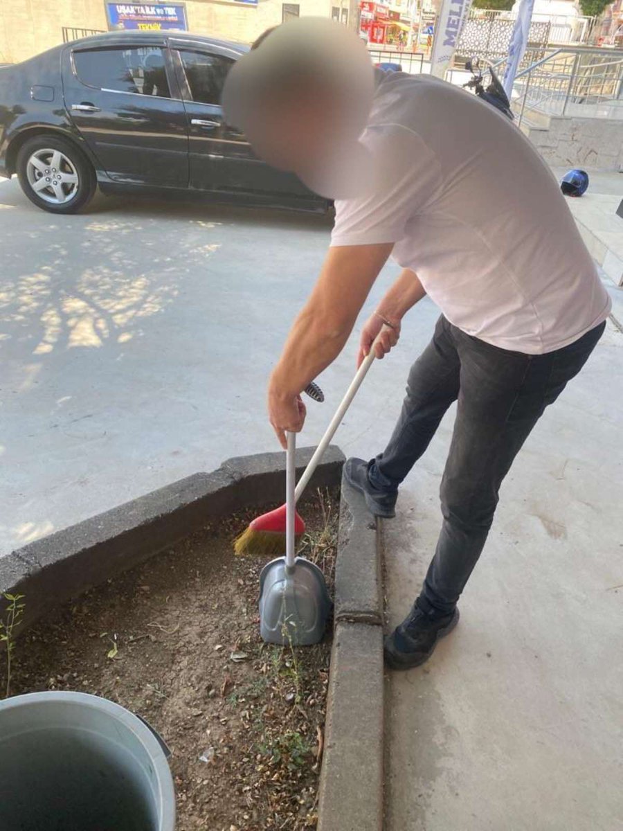 Asgari ücrete çalıştırdıkları yetmiyor, bir de köle niyetine kullanıyorlar!

Uşak'ta özel bir kolej, öğretmenlerin yaz tatili hakkını kullanmasına izin vermedi. 

Yaz tatilinde dinlenmesi gereken öğretmenlere; bahçe temizliği, mazgal temizliği, hamallık ve bahçıvanlık gibi