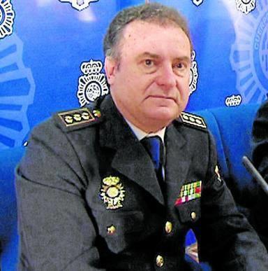 FonsiLoaiza's tweet photo. Continúa la cacería contra Jenni Hermoso. Luis Rubiales fichó para la RFEF al comisario Olivera, alias el 'Oli', 'tronco' y número 2 de Villarejo, tapó corrupción del PP en Gürtel, está imputado en la Kitchen y dijo que no era muy costoso meterle una cuenta falsa a Pablo Iglesias https://t.co/xb1sdofysR