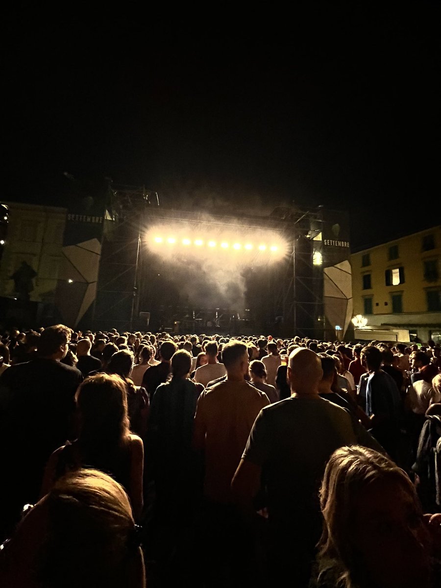 Concerti in provincia, sono quasi sempre i migliori. Ieri sera ho visto un super live degli <a href="/editorsofficial/">EDITORS</a> a #Prato
Mille persone e spiccioli, clima ideale, atmosfera speciale, viva la musica dal vivo