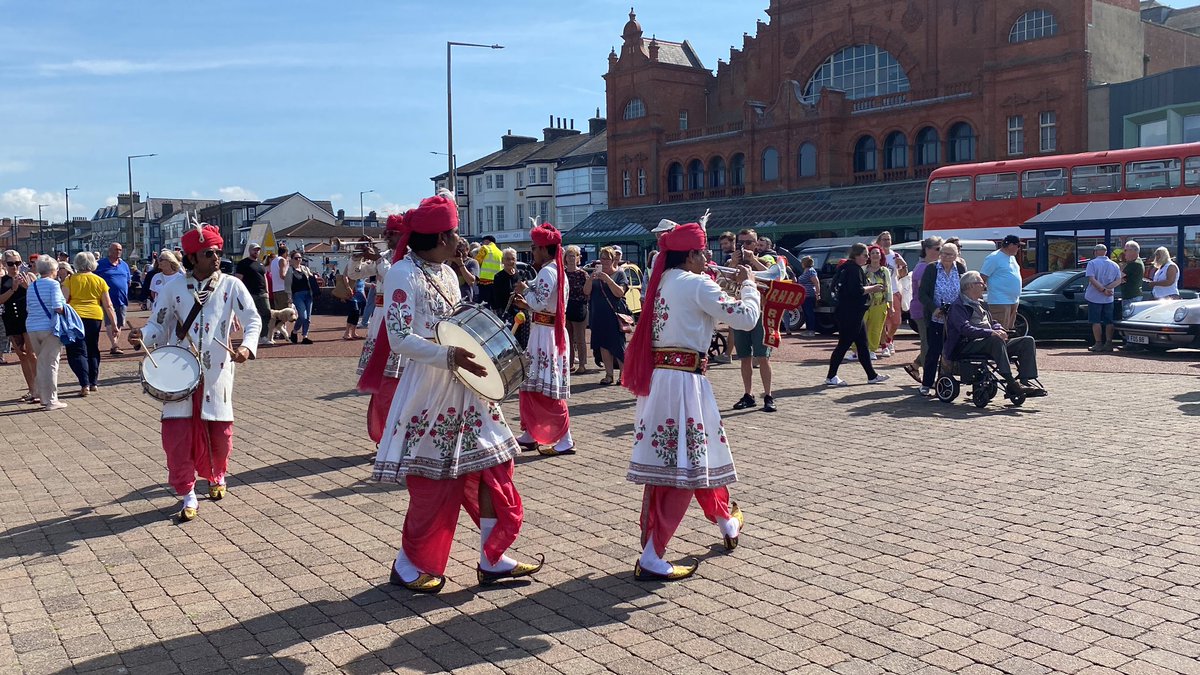WireHairedDachs's tweet photo. Fabulous day in #Morecambe #vintagebythesea 
The weather was glorious too. 
Special mention to @humblekitchenco for the best burger we have had in a very, very long time! 🍔 https://t.co/tTo9zd9Qa8