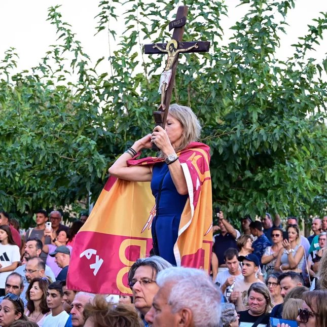 AretiAthanasiu's tweet photo. 'Εγιναν στάχτη και αποκαϊδια ο Εβρος και η μισή Ελλάδα.
Πεθαίνουμε αβοήθητοι σε καρότσες αγροτικών.
Δολοφονούνται τα παιδιά μας σε μετωπικές τρένων.
Πνίγονται κατά εκατοντάδες οι πρόσφυ��ες στα νερά μας. 
Εκπλειστηριάζονται τα σπίτια μας. 
Ξεπουλήθηκαν δημόσια Υγεία και Παιδεία. 
Η βενζίνη έφτασε και ξεπέρασε τα δύο ευρώ.
Το ρεύμα είναι οδυνηρό ηλεκτροσόκ.
Το λάδι αυξήθηκε 130%  και θα αυξηθεί και άλλο.
Τα βασικά τρόφιμα είναι απλησίαστα και τα φρούτα δηλητήριο. 
Το Predator μπήκε στα σπίτια μας και έφτασε στις κρεβατοκάμαρές μας.
Η ζωή μας πάει κατά διάολου μεριά ή μάλλον έφτασε. 
Υποφέρουμε από παραίτηση και εθνική κατάθλιψη. 
Και οι αποχαυνωμένοι Ελληνες άρπαξαν σταυρούς, λάβαρα και εικόνες και βγήκαν "αρματωμένοι" στους δρόμους για τα τσιπάκια στις νέες ταυτότητες που έτσι κι αλλι��ς τα κουβαλάνε ήδη στα πορτοφόλια τους με τις τραπεζικές κάρτες. 
Αξίζουμε τα χειρότερα.