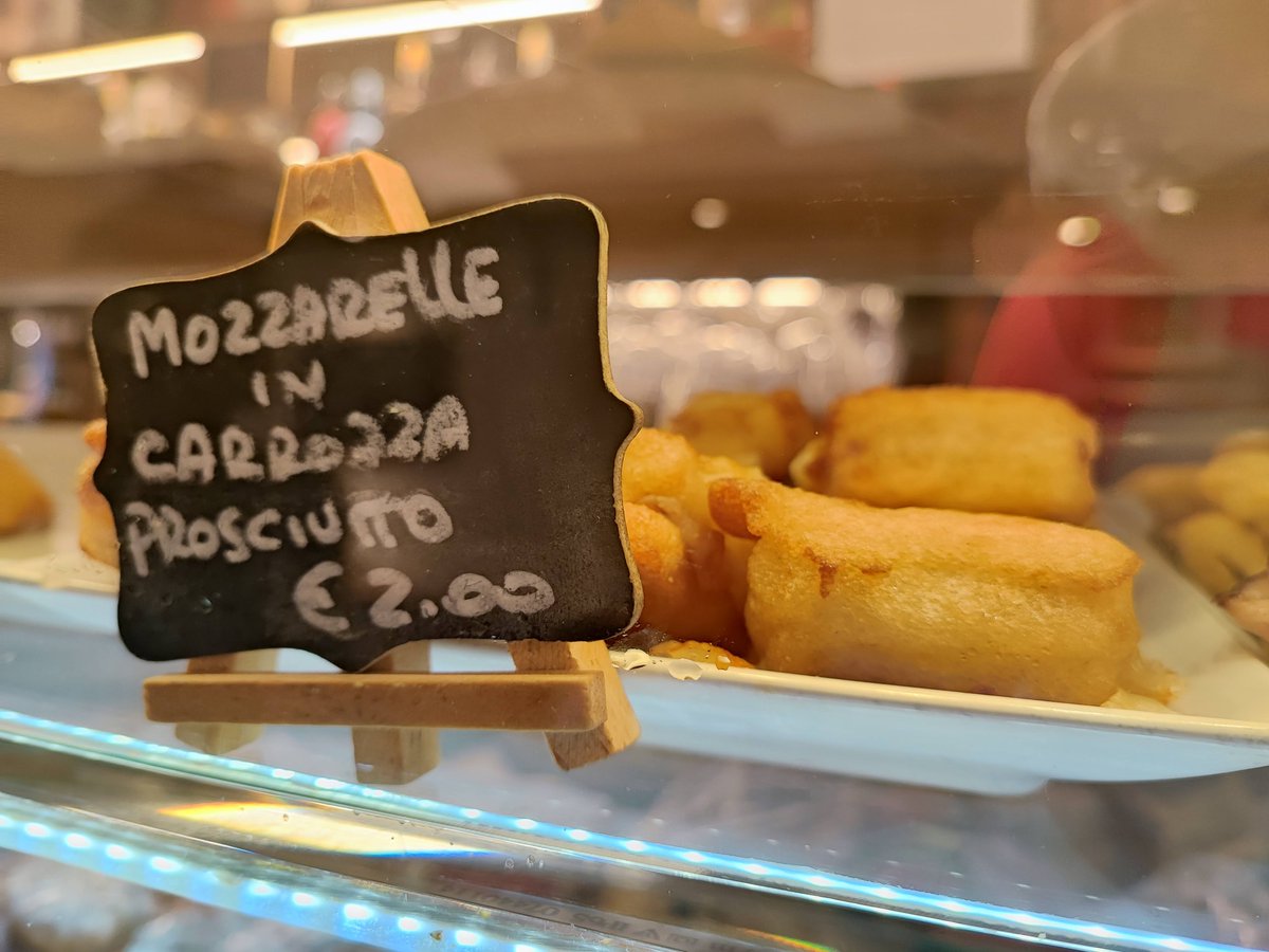 AziendeCantina's tweet photo. Today we wish you a good Monday and start of the week from #Venice with our mozzarelle in carrozza with ham!

#cantinaaziendeagricole #bacaro #bar #osteria #베니스 #venicefood #bacaroveneziano #bacarivenezia #cicchetteria #bacarotour #cicchettitour #foodtour #cicchetti https://t.co/D9MsSimuSh