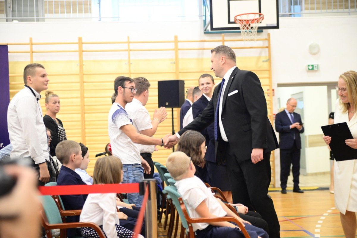 's tweet image. 🇵🇱👨‍🏫 Trwa Ogólnopolska inauguracja roku szkolnego 2023/24 z udziałem ministra @CzarnekP w Specjalnym Ośrodku Szkolno-Wychowawczym im. Kornela Makuszyńskiego w #Węgrów.