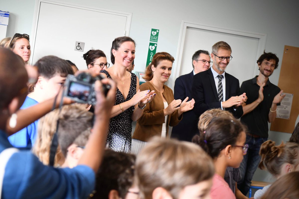 ☀️🎒Je souhaite une très belle rentrée aux 6300 élèves de maternelle &amp; élémentaire de #Poitiers, et à tous les personnels qui les accompagnent ! 
🎶 A l’école Montmidi, une rentrée en chantant, avec une superbe chorale menée par une équipe enseignante musicienne !