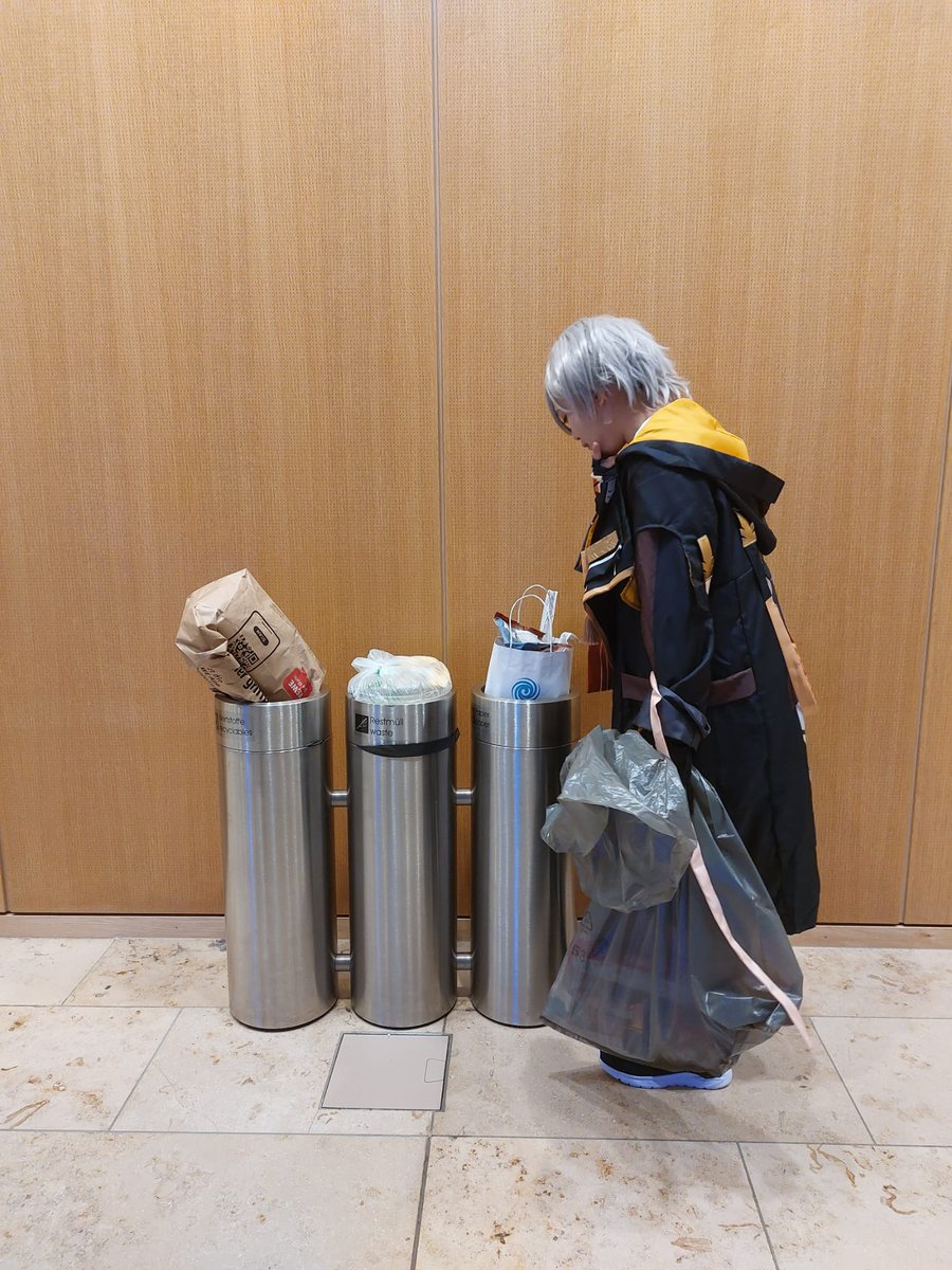 Connichi loot? Connichi loot!! Thanks for bringing me your trash on Saturday, we kept the convention clean and I had the best prop as Caelus 🤣🤣🤣