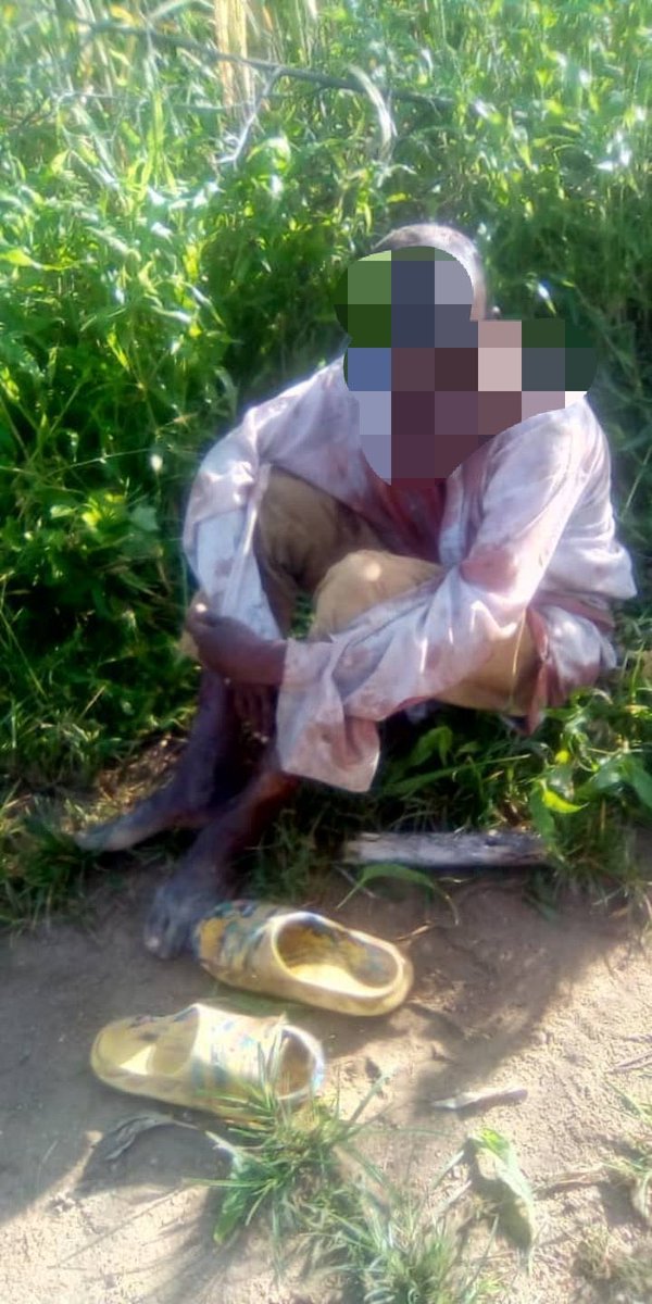 shakiti_bobo_'s tweet photo. #BREAKING : A suspected #BokoHaram element apprehended & beaten up by a mob in the locality of #Kouva on 09/03/23. He was recognized from previous attacks by some inhabitants while making purchases in the market. He has been handed over to the forces of law & order. #Cameroon
@SembeTv report
-@ZagazOlaMakama