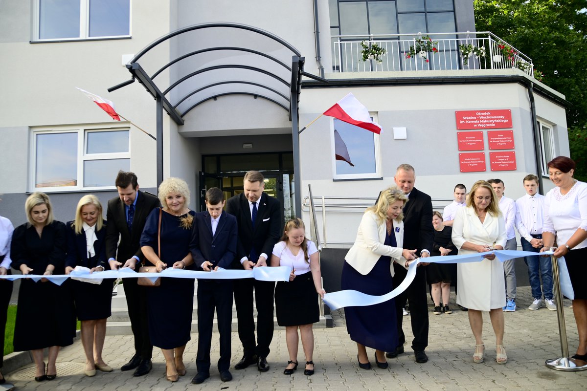 's tweet image. 🇵🇱 Minister @CzarnekP wziął udział w uroczystym otwarciu Specjalnego Ośrodka Szkolno-Wychowawczego im. Kornela Makuszyńskiego w #Węgrów, w którym odbyła się Ogólnopolska inauguracja roku szkolnego 2023/24. 

🏫 Rozbudowa i modernizacja jednej z największych tego typu placówek w