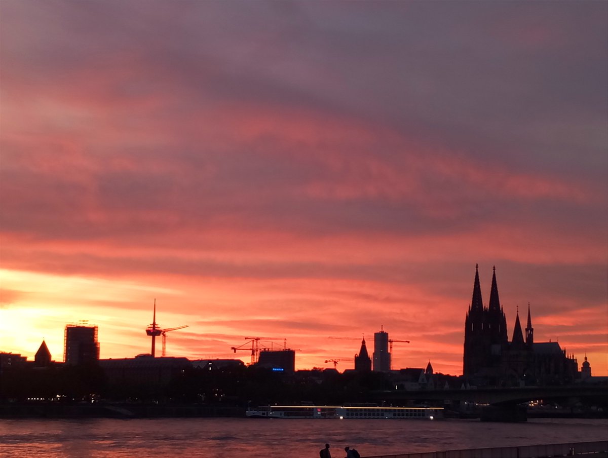 Ne, wat schön! Der stimmungsvolle Sonnenuntergang gestern. Wir wünschen euch eine ebenso schöne neue Woche mit ganz viel Sonnenschein und guter Laune! 

#sunset #cologne #koeln #sonnenuntergang #koelnerdom #panorama