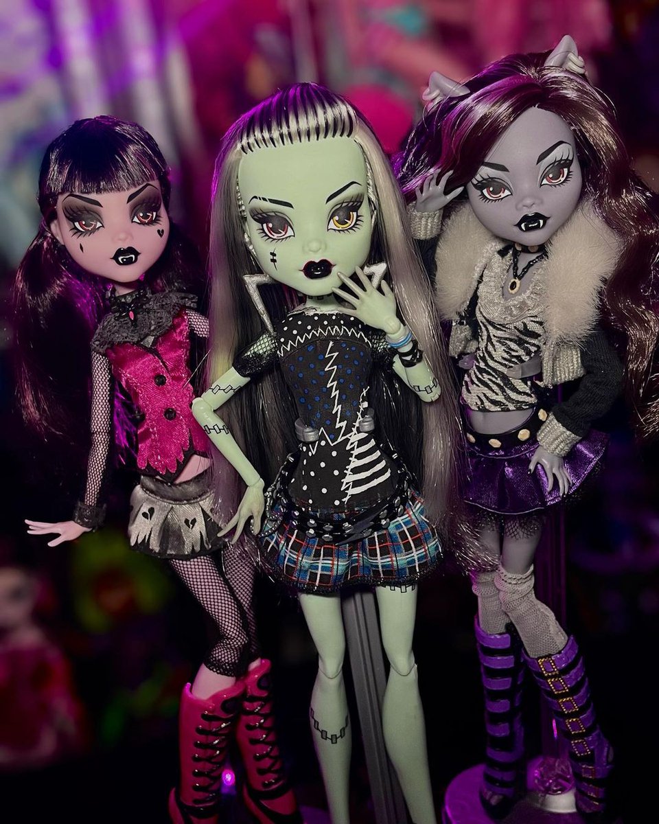 jord80852's tweet photo. @rochellegoyles @humanbeing0w0 We should’ve got the shadow goals, but no  Mattel robbed  with monster high real drama dolls like this, but from Mattel. https://t.co/Ikg0vGoEBW