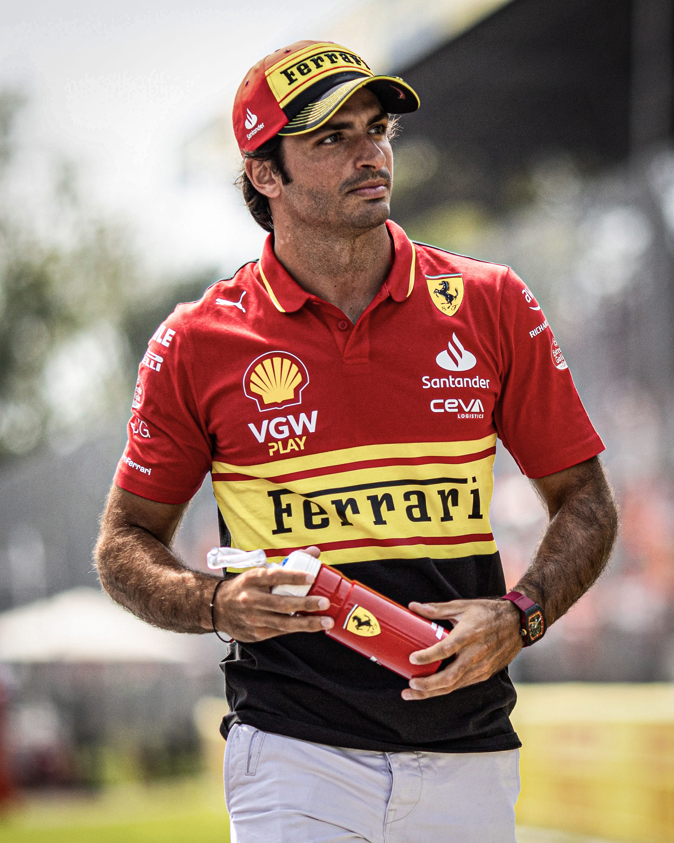 ESPN F1 on X Carlos Sainz was robbed of his 500 000 Richard Mille watch in Milan hours after finishing third at the Italian GP but was able to chase down the robbers