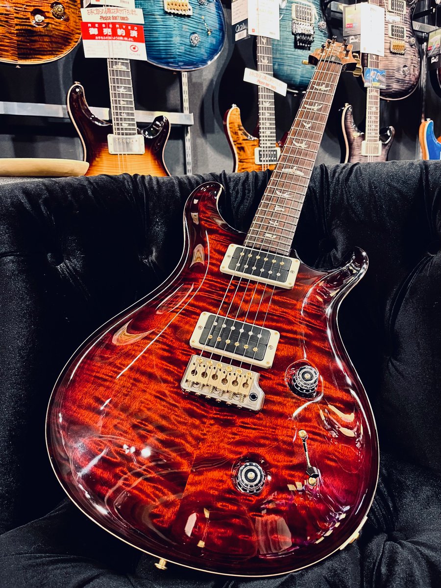 ishibashichamz's tweet photo. 【#PRSフロア】#オススメ中古ギター
現行のモデルラインナップから姿を消してしまった「#Custom22 10Top Fire Red Burst」が入荷🔥
猛火の如く荒々しいキルトメイプルが印象的な一本!
▼商品ページはコチラ💁✨
https://t.co/UkC67bu8Dj
#イシバシ楽器 #御茶ノ水本店 #GETITPRS https://t.co/BULCRPIYd0
